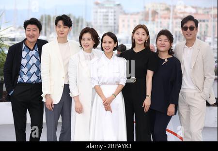 (190522) -- CANNES, 22 maggio 2019 (Xinhua) -- i membri del cast del parassita posano durante una photocall al 72° Festival di Cannes, in Francia, 22 maggio 2019. Parasite competerà per la Palme d o con altri 20 film. (Xinhua/Gao Jing) FRANCIA-CANNES-FILM FESTIVAL-PHOTOCALL- PARASSITA PUBLICATIONxNOTxINxCHN Foto Stock