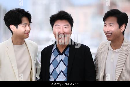 (190522) -- CANNES, 22 maggio 2019 (Xinhua) -- gli attori Choi Woo-shik (L), Kang-ho Song e Lee Sun-kyun (R) si posano durante un photocall per parassiti al 72° Festival di Cannes, in Francia, 22 maggio 2019. Parasite competerà per la Palme d o con altri 20 film. (Xinhua/Gao Jing) FRANCIA-CANNES-FILM FESTIVAL-PHOTOCALL- PARASSITA PUBLICATIONxNOTxINxCHN Foto Stock