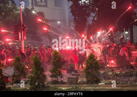 (190522) -- GIACARTA, 22 maggio 2019 -- i manifestanti sparano fuochi d'artificio durante uno scontro davanti all'edificio del Consiglio di sorveglianza elettorale a Giacarta, Indonesia, il 22 maggio 2019. La polizia di Giacarta ha arrestato 257 rivoltosi coinvolti in violente manifestazioni elettorali e si prevede che altri saranno arrestati, poiché le manifestazioni sono ancora in corso, ha affermato qui mercoledì il portavoce della polizia di Giacarta Argo Yuwono. ) INDONESIA-GIACARTA-ELEZIONI-MANIFESTAZIONE VIOLENTA VerixSanovri PUBLICATIONxNOTxINxCHN Foto Stock