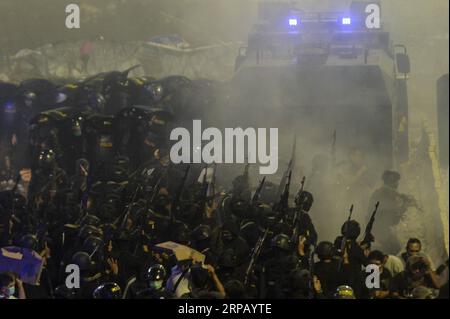 (190522) -- GIACARTA, 22 maggio 2019 -- agenti indonesiani di polizia antisommossa sono visti durante uno scontro a Giacarta, in Indonesia, 22 maggio 2019. La polizia di Giacarta ha arrestato 257 rivoltosi coinvolti in violente manifestazioni elettorali e si prevede che altri saranno arrestati, poiché le manifestazioni sono ancora in corso, ha affermato qui mercoledì il portavoce della polizia di Giacarta Argo Yuwono. ) INDONESIA-GIACARTA-ELEZIONI-PROTESTA AGUNGXKUNCAHYAXB. PUBLICATIONxNOTxINxCHN Foto Stock