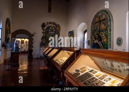 Una grande sala di piccole mostre è in mostra al Museo Nazionale del Bargello, uno dei più antichi edifici pubblici della Florida Foto Stock