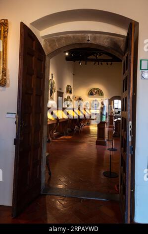 Una grande sala di piccole mostre è in mostra al Museo Nazionale del Bargello, uno dei più antichi edifici pubblici della Florida Foto Stock