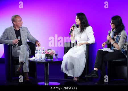 (190523) -- CANNES, 23 maggio 2019 (Xinhua) -- l'attrice cinese Zhang Ziyi (C) partecipa alla masterclass al 72° Festival di Cannes, in Francia, 22 maggio 2019. Zhang Ziyi è stata invitata a parlare della sua carriera alla masterclass di quest'anno insieme all'attore americano Sylvester Stallone, all'attore francese Alain Delon e al regista danese Nicolas Winding Refn. Il 72° Festival di Cannes si tiene dal 14 al 25 maggio. (Xinhua/Zhang Cheng) FRANCE-CANNES-FILM FESTIVAL-ZHANG ZIYI PUBLICATIONxNOTxINxCHN Foto Stock