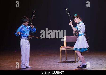 (190523) -- HELSINKI, 23 maggio 2019 (Xinhua) -- i bambini della Nanjing Little Red Flower Art Troupe of China si esibiscono all'Alexander Theatre di Helsinki, Finlandia, 21 maggio 2019. (Xinhua/Matti Matikainen) FINLAND-HELSINKI-ART TROUPE-PERFORMANCE PUBLICATIONxNOTxINxCHN Foto Stock