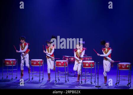 (190523) -- HELSINKI, 23 maggio 2019 (Xinhua) -- i bambini della Nanjing Little Red Flower Art Troupe of China si esibiscono all'Alexander Theatre di Helsinki, Finlandia, 21 maggio 2019. (Xinhua/Matti Matikainen) FINLAND-HELSINKI-ART TROUPE-PERFORMANCE PUBLICATIONxNOTxINxCHN Foto Stock