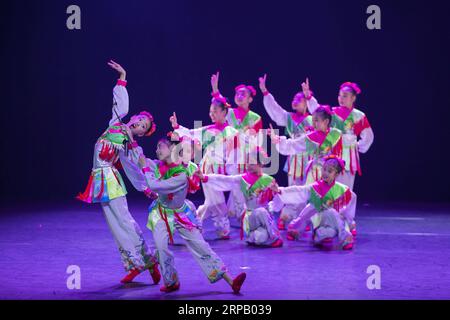 (190523) -- HELSINKI, 23 maggio 2019 (Xinhua) -- i bambini della Nanjing Little Red Flower Art Troupe of China si esibiscono all'Alexander Theatre di Helsinki, Finlandia, 21 maggio 2019. (Xinhua/Matti Matikainen) FINLAND-HELSINKI-ART TROUPE-PERFORMANCE PUBLICATIONxNOTxINxCHN Foto Stock