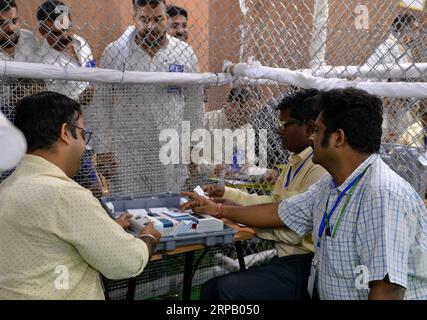 (190523) -- NUOVA DELHI, 23 maggio 2019 -- funzionari con macchine per il voto elettronico sono visti al centro di conteggio Gole Market di nuova Delhi, India, il 23 maggio 2019. Il conteggio dei voti per le 17 elezioni generali in India è iniziato giovedì mattina in tutto il paese, hanno detto i funzionari. ) INDIA-ELEZIONI GENERALI-CONTEGGIO DEI VOTI PARTHAXSARKAR PUBLICATIONXNOTXINXCHN Foto Stock