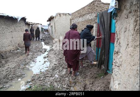 (190523) -- KABUL, 23 maggio 2019 -- gli sfollati afghani entrano in una casa in un campo improvvisato a Kabul, capitale dell'Afghanistan, 23 maggio 2019. Circa 185.000 rifugiati afghani sono tornati dal Pakistan, dall'Iran e dagli stati dell'Unione europea dall'inizio di quest'anno, l'agenzia delle Nazioni Unite per la migrazione, l'Organizzazione internazionale per le migrazioni (IOM) ha riferito mercoledì. ) AFGHANISTAN-KABUL-REFUGEES SayedxMomizadah PUBLICATIONxNOTxINxCHN Foto Stock