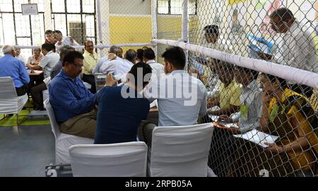 (190523) -- NUOVA DELHI, 23 maggio 2019 (Xinhua) -- i funzionari dei sondaggi indiani contano i voti in un centro di conteggio sotto la supervisione degli agenti dei partiti a nuova Delhi, India, 23 maggio 2019. Il conteggio dei voti per le 17 elezioni generali in India è iniziato giovedì mattina in tutto il paese, hanno detto i funzionari. (Xinhua/Zhang Naijie) INDIA-ELEZIONI GENERALI-CONTEGGIO DEI VOTI PUBLICATIONxNOTxINxCHN Foto Stock