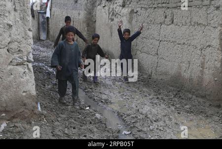 (190523) - KABUL, 23 maggio 2019 -- i bambini sfollati afghani camminano in un campo improvvisato a Kabul, capitale dell'Afghanistan, 23 maggio 2019. Circa 185.000 rifugiati afghani sono tornati dal Pakistan, dall'Iran e dagli stati dell'Unione europea dall'inizio di quest'anno, l'agenzia delle Nazioni Unite per la migrazione, l'Organizzazione internazionale per le migrazioni (IOM) ha riferito mercoledì. ) AFGHANISTAN-KABUL-REFUGEES SayedxMomizadah PUBLICATIONxNOTxINxCHN Foto Stock