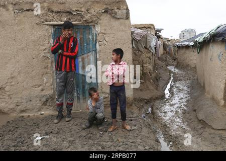 (190523) -- KABUL, 23 maggio 2019 -- i bambini sfollati afghani si trovano in un campo improvvisato a Kabul, capitale dell'Afghanistan, 23 maggio 2019. Circa 185.000 rifugiati afghani sono tornati dal Pakistan, dall'Iran e dagli stati dell'Unione europea dall'inizio di quest'anno, l'agenzia delle Nazioni Unite per la migrazione, l'Organizzazione internazionale per le migrazioni (IOM) ha riferito mercoledì. ) AFGHANISTAN-KABUL-REFUGEES SayedxMomizadah PUBLICATIONxNOTxINxCHN Foto Stock