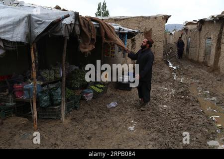 (190523) -- KABUL, 23 maggio 2019 -- un uomo sfollato afghano si trova in un campo improvvisato a Kabul, capitale dell'Afghanistan, 23 maggio 2019. Circa 185.000 rifugiati afghani sono tornati dal Pakistan, dall'Iran e dagli stati dell'Unione europea dall'inizio di quest'anno, l'agenzia delle Nazioni Unite per la migrazione, l'Organizzazione internazionale per le migrazioni (IOM) ha riferito mercoledì. ) AFGHANISTAN-KABUL-REFUGEES SayedxMomizadah PUBLICATIONxNOTxINxCHN Foto Stock