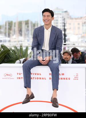 (190523) -- CANNES, 23 maggio 2019 (Xinhua) -- l'attore Kim Moo-Yul posa durante un photocall per il gangster, il poliziotto, il diavolo al 72° Festival di Cannes, Francia, 23 maggio 2019. (Xinhua/Gao Jing) FRANCE-CANNES-FILM FESTIVAL- THE GANGSTER, COP, THE DEVIL PUBLICATIONxNOTxINxCHN Foto Stock