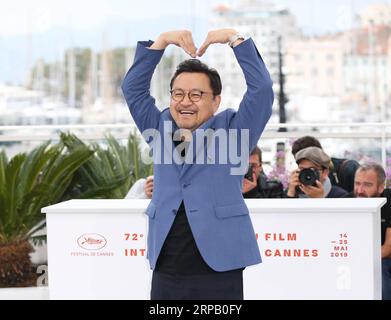 (190523) -- CANNES, 23 maggio 2019 (Xinhua) -- il regista Lee Won-tae posa durante una photocall per il gangster, il poliziotto, il diavolo al 72° Festival di Cannes, Francia, 23 maggio 2019. (Xinhua/Gao Jing) FRANCE-CANNES-FILM FESTIVAL- THE GANGSTER, COP, THE DEVIL PUBLICATIONxNOTxINxCHN Foto Stock