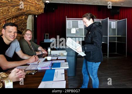 (190523) -- HAARLEM, 23 maggio 2019 -- Una donna vota per le elezioni del Parlamento europeo ad Haarlem, Paesi Bassi, 23 maggio 2019. Tra il 23 e il 26 maggio, circa 427 milioni di elettori ammissibili nei 28 stati membri dell'UE voteranno per occupare 751 seggi al Parlamento europeo. ) PAESI BASSI-HAARLEM-ELEZIONI DEL PARLAMENTO EUROPEO - VOTO SYLVIAXLEDERER PUBLICATIONXNOTXINXCHN Foto Stock