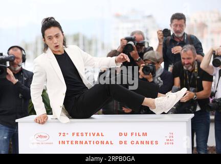 (190523) -- CANNES, 23 maggio 2019 (Xinhua) -- l'attore Kim Sung-Kyu posa durante un photocall per il gangster, il poliziotto, il diavolo al 72° Festival di Cannes, Francia, 23 maggio 2019. (Xinhua/Gao Jing) FRANCE-CANNES-FILM FESTIVAL- THE GANGSTER, COP, THE DEVIL PUBLICATIONxNOTxINxCHN Foto Stock