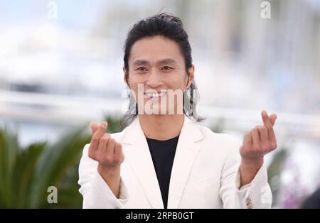 (190523) -- CANNES, 23 maggio 2019 (Xinhua) -- l'attore Kim Sung-Kyu posa durante un photocall per il gangster, il poliziotto, il diavolo al 72° Festival di Cannes, Francia, 23 maggio 2019. (Xinhua/Gao Jing) FRANCE-CANNES-FILM FESTIVAL- THE GANGSTER, COP, THE DEVIL PUBLICATIONxNOTxINxCHN Foto Stock