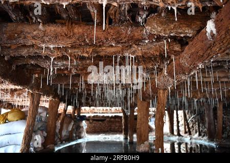(190523) -- LHASA, 23 maggio 2019 (Xinhua) -- la foto mostra le stalattiti di sale formate da salamoie nella contea di Mangkam, nella regione autonoma Tibet della Cina sud-occidentale, 22 maggio 2019. Un'antica tecnica di produzione del sale fin dalla dinastia Tang (618-907) è ben conservata nella contea di Mangkam. La popolazione locale segue un metodo di raccolta del sale raccogliendo salamoie dalle miniere di sale e dagli stagni e facendole evaporare al sole fino alla cristallizzazione. (Xinhua/li Xin) CHINA-TIBET-MANGKAM-SALT PRODUCTION (CN) PUBLICATIONxNOTxINxCHN Foto Stock