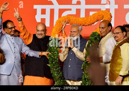 (190523) -- NUOVA DELHI, 23 maggio 2019 () -- il primo ministro indiano Narendra modi (C) celebra la vittoria alla sede del Bharatiya Janata Party (BJP) a nuova Delhi, India, il 23 maggio 2019. Il primo ministro indiano Narendra modi ha annunciato la vittoria del partito Bharatiya Janata nelle diciassettesima elezioni politiche appena concluse giovedì. () INDIA-NUOVA DELHI-ELEZIONI GENERALI-VINCITRICE DEL BJP XINHUA PUBLICATIONXNOTXINXCHN Foto Stock