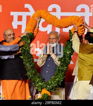 (190523) -- NUOVA DELHI, 23 maggio 2019 () -- il primo ministro indiano Narendra modi (C) celebra la vittoria alla sede del Bharatiya Janata Party (BJP) a nuova Delhi, India, il 23 maggio 2019. Il primo ministro indiano Narendra modi ha annunciato la vittoria del partito Bharatiya Janata nelle diciassettesima elezioni politiche appena concluse giovedì. () INDIA-NUOVA DELHI-ELEZIONI GENERALI-VINCITRICE DEL BJP XINHUA PUBLICATIONXNOTXINXCHN Foto Stock