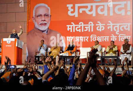 News Bilder des Tages (190523) -- NEW DELHI, 23 maggio 2019 -- il primo ministro indiano Narendra modi (1st L) parla ai sostenitori presso la sede del partito Bharatiya Janata, a nuova Delhi, India, il 23 maggio 2019. Il primo ministro indiano Narendra modi ha annunciato la vittoria del partito Bharatiya Janata nelle diciassettesima elezioni generali appena concluse giovedì. INDIA-NUOVA DELHI-ELEZIONI GENERALI-PARTHAXSARKAR PUBLICATIONXNOTXINXCHN VINCITORE DEL BJP Foto Stock