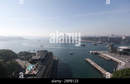 (190524) -- SYDNEY, 24 maggio 2019 -- foto scattata il 24 maggio 2019 mostra la vista del fumo a Sydney, Australia. La foschia fumé che ha soffocato Sydney all'inizio della settimana è tornata, avvolgendo nuovamente la città in una fitta nebbia, anche se il New South Wales Rural Fire Service ha bloccato la riduzione dei rischi bruciati mercoledì a causa della scarsa qualità dell'aria. ) AUSTRALIA-SYDNEY-SMOG BaixXuefei PUBLICATIONxNOTxINxCHN Foto Stock