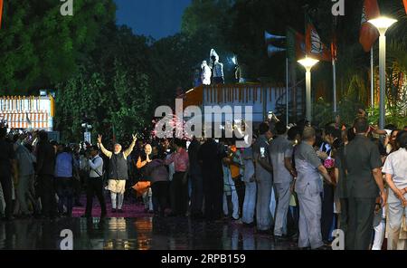 (190524) -- NUOVA DELHI, 24 maggio 2019 (Xinhua) -- il primo ministro indiano Narendra modi celebra la vittoria al quartier generale del Bharatiya Janata Party (BJP) a nuova Delhi, India, il 23 maggio 2019. L'applicazione mobile della Commissione elettorale dell'India (ECI) all'inizio di venerdì ha annunciato la vittoria del Bharatiya Janata Party (BJP) nelle 17 elezioni generali appena concluse. (Xinhua/Zhang Naijie) INDIA-NUOVA DELHI-ELEZIONI GENERALI-PUBLICATIONxNOTxINxCHN VINCITORE DEL BJP Foto Stock