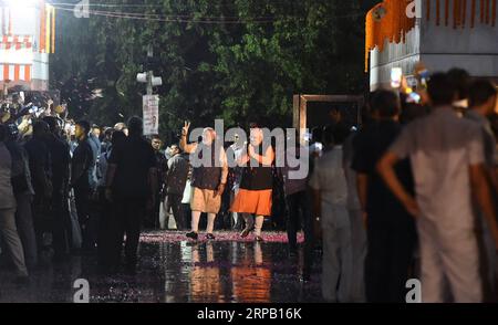 (190524) -- NUOVA DELHI, 24 maggio 2019 (Xinhua) -- il primo ministro indiano Narendra modi celebra la vittoria al quartier generale del Bharatiya Janata Party (BJP) a nuova Delhi, India, il 23 maggio 2019. L'applicazione mobile della Commissione elettorale dell'India (ECI) all'inizio di venerdì ha annunciato la vittoria del Bharatiya Janata Party (BJP) nelle 17 elezioni generali appena concluse. (Xinhua/Zhang Naijie) INDIA-NUOVA DELHI-ELEZIONI GENERALI-PUBLICATIONxNOTxINxCHN VINCITORE DEL BJP Foto Stock