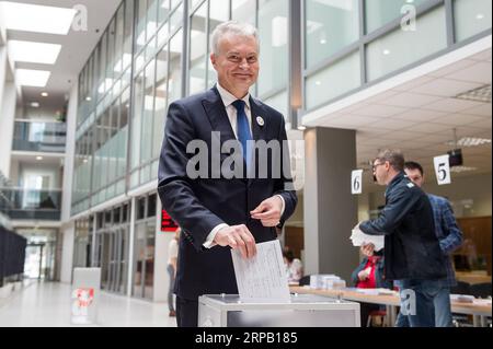 (190524) -- VILNIUS, 24 maggio 2019 (Xinhua) -- economista e candidato indipendente Gitanas Nauseda esprime il suo voto a Vilnius, Lituania, 24 maggio 2019. La votazione anticipata nel ballottaggio presidenziale lituano e le elezioni del Parlamento europeo si sono svolte dal lunedì al venerdì. (Xinhua/Alfredas Pliadis) LITUANIA-VILNIUS-ELEZIONE PUBLICATIONxNOTxINxCHN Foto Stock