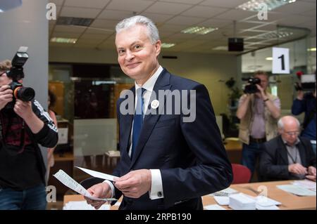 (190524) -- VILNIUS, 24 maggio 2019 (Xinhua) -- economista e candidato indipendente Gitanas Nauseda esprime il suo voto a Vilnius, Lituania, 24 maggio 2019. La votazione anticipata nel ballottaggio presidenziale lituano e le elezioni del Parlamento europeo si sono svolte dal lunedì al venerdì. (Xinhua/Alfredas Pliadis) LITUANIA-VILNIUS-ELEZIONE PUBLICATIONxNOTxINxCHN Foto Stock