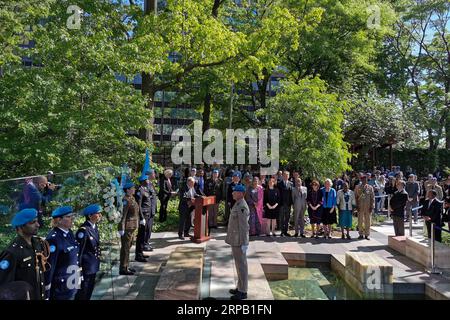 (190524) -- NAZIONI UNITE, 24 maggio 2019 (Xinhua) -- la gente partecipa a una cerimonia solenne per commemorare i soldati caduti nella sede delle Nazioni Unite a New York, 24 maggio 2019. Venerdì le Nazioni Unite hanno onorato i propri pacificatori caduti con una cerimonia solenne in occasione della giornata internazionale dei pacificatori delle Nazioni Unite. (Xinhua/li Muzi) COMMEMORAZIONE DELLE FORZE DI PACE CADUTE DALLE Nazioni Unite PUBLICATIONxNOTxINxCHN Foto Stock