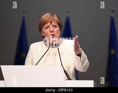 (190524) -- MONACO DI BAVIERA, 24 maggio 2019 (Xinhua) -- la cancelliera tedesca Angela Merkel parla durante l'ultima manifestazione elettorale di Manfred Weber prima delle elezioni a Monaco, in Germania, il 24 maggio 2019. L'Europa è sinonimo di sicurezza e prosperità, ha affermato venerdì Manfred Weber, candidato di primo piano del Partito popolare europeo (PPE) per le elezioni europee, invitando gli elettori a difendere l'Europa contro il nazionalismo. (Xinhua/Lu Yang) GERMANIA-MONACO-ELEZIONI EUROPEE-CANDIDATO del PPE-MANFRED WEBER PUBLICATIONxNOTxINxCHN Foto Stock