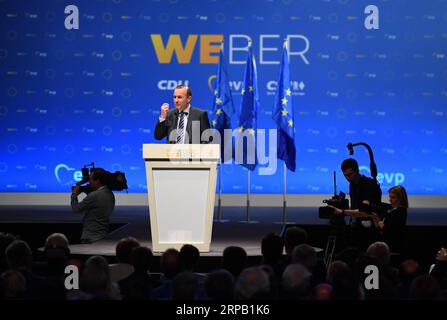 (190524) -- MONACO DI BAVIERA, 24 maggio 2019 (Xinhua) -- Manfred Weber, primo candidato del Partito popolare europeo (PPE) alle elezioni europee, parla durante la sua ultima manifestazione elettorale prima delle elezioni a Monaco di Baviera, in Germania, il 24 maggio 2019. L'Europa è sinonimo di sicurezza e prosperità, ha affermato qui venerdì Manfred Weber, invitando gli elettori a difendere l'Europa contro il nazionalismo. (Xinhua/Lu Yang) GERMANIA-MONACO-ELEZIONI EUROPEE-CANDIDATO del PPE-MANFRED WEBER PUBLICATIONxNOTxINxCHN Foto Stock