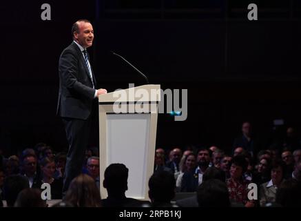 (190524) -- MONACO DI BAVIERA, 24 maggio 2019 (Xinhua) -- Manfred Weber, primo candidato del Partito popolare europeo (PPE) alle elezioni europee, parla durante la sua ultima manifestazione elettorale prima delle elezioni a Monaco di Baviera, in Germania, il 24 maggio 2019. L'Europa è sinonimo di sicurezza e prosperità, ha affermato qui venerdì Manfred Weber, invitando gli elettori a difendere l'Europa contro il nazionalismo. (Xinhua/Lu Yang) GERMANIA-MONACO-ELEZIONI EUROPEE-CANDIDATO del PPE-MANFRED WEBER PUBLICATIONxNOTxINxCHN Foto Stock