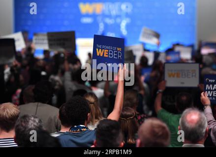 (190524) -- MONACO DI BAVIERA, 24 maggio 2019 (Xinhua) -- le persone partecipano al candidato di vertice del Partito popolare europeo (PPE) per le elezioni europee l'ultima manifestazione della campagna elettorale di Manfred Weber prima delle elezioni di Monaco, in Germania, il 24 maggio 2019. L'Europa è sinonimo di sicurezza e prosperità, ha affermato qui venerdì Manfred Weber, invitando gli elettori a difendere l'Europa contro il nazionalismo. (Xinhua/Lu Yang) GERMANIA-MONACO-ELEZIONI EUROPEE-CANDIDATO del PPE-MANFRED WEBER PUBLICATIONxNOTxINxCHN Foto Stock