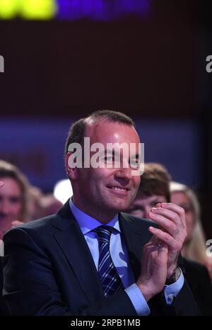 (190524) -- MONACO DI BAVIERA, 24 maggio 2019 (Xinhua) -- Manfred Weber, candidato di primo piano del Partito popolare europeo (PPE) per le elezioni europee, partecipa alla sua ultima manifestazione elettorale prima delle elezioni a Monaco di Baviera, in Germania, il 24 maggio 2019. L'Europa è sinonimo di sicurezza e prosperità, ha affermato qui venerdì Manfred Weber, invitando gli elettori a difendere l'Europa contro il nazionalismo. (Xinhua/Lu Yang) GERMANIA-MONACO-ELEZIONI EUROPEE-CANDIDATO del PPE-MANFRED WEBER PUBLICATIONxNOTxINxCHN Foto Stock