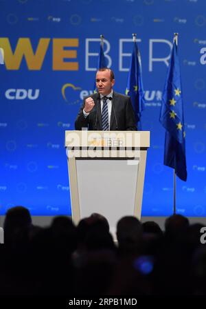 (190524) -- MONACO DI BAVIERA, 24 maggio 2019 (Xinhua) -- Manfred Weber, primo candidato del Partito popolare europeo (PPE) alle elezioni europee, parla durante la sua ultima manifestazione elettorale prima delle elezioni a Monaco di Baviera, in Germania, il 24 maggio 2019. L'Europa è sinonimo di sicurezza e prosperità, ha affermato qui venerdì Manfred Weber, invitando gli elettori a difendere l'Europa contro il nazionalismo. (Xinhua/Lu Yang) GERMANIA-MONACO-ELEZIONI EUROPEE-CANDIDATO del PPE-MANFRED WEBER PUBLICATIONxNOTxINxCHN Foto Stock