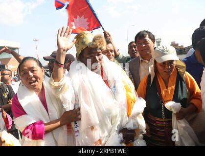 (190525) -- KATHMANDU, 25 MAGGIO 2019 -- l'alpinista nepalese Kami Rita Sherpa onda verso il personale dei media al suo arrivo dopo aver scalato il Monte Qomolangma per la ventiquattresima volta, creando un nuovo record per la maggior parte delle vette della montagna più alta del mondo, a Kathmandu, Nepal, 25 maggio 2019. ) (SP)NEPAL-KATHMANDU-MOUNT QOMOLANGMA-KAMI RITA SHERPA-ARRIVAL SUNILXSHARMA PUBLICATIONXNOTXINXCHN Foto Stock