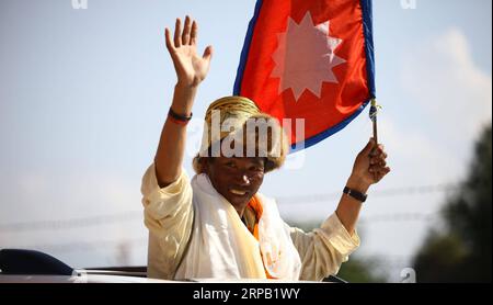 (190525) -- KATHMANDU, 25 MAGGIO 2019 -- l'alpinista nepalese Kami Rita Sherpa onda verso il personale dei media al suo arrivo dopo aver scalato il Monte Qomolangma per la ventiquattresima volta, creando un nuovo record per la maggior parte delle vette della montagna più alta del mondo, a Kathmandu, Nepal, 25 maggio 2019. ) (SP)NEPAL-KATHMANDU-MOUNT QOMOLANGMA-KAMI RITA SHERPA-ARRIVAL SUNILXSHARMA PUBLICATIONXNOTXINXCHN Foto Stock