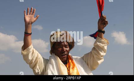 (190525) -- KATHMANDU, 25 MAGGIO 2019 -- l'alpinista nepalese Kami Rita Sherpa onda verso il personale dei media al suo arrivo dopo aver scalato il Monte Qomolangma per la ventiquattresima volta, creando un nuovo record per la maggior parte delle vette della montagna più alta del mondo, a Kathmandu, Nepal, 25 maggio 2019. ) (SP)NEPAL-KATHMANDU-MOUNT QOMOLANGMA-KAMI RITA SHERPA-ARRIVAL SUNILXSHARMA PUBLICATIONXNOTXINXCHN Foto Stock