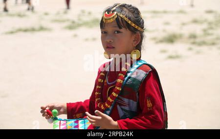 (190525) -- KATHMANDU, 25 maggio 2019 -- Una ragazza della comunità Kirat con costumi e ornamenti tradizionali partecipa alle celebrazioni per il festival Ubhauli a Kathmandu, Nepal, 25 maggio 2019. ) NEPAL-KATHMANDU-UBHAULI FESTIVAL Sunilxsharma PUBLICATIONxNOTxINxCHN Foto Stock