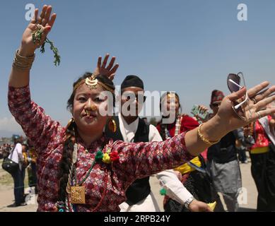 (190525) -- KATHMANDU, 25 maggio 2019 -- persone della comunità Kirat eseguono la danza Sakela durante le celebrazioni per il festival Ubhauli a Kathmandu, Nepal, 25 maggio 2019. ) NEPAL-KATHMANDU-UBHAULI FESTIVAL Sunilxsharma PUBLICATIONxNOTxINxCHN Foto Stock