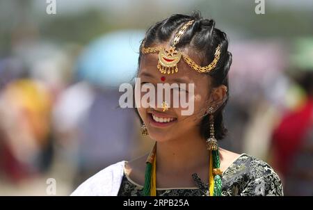 (190525) -- KATHMANDU, 25 maggio 2019 -- Una ragazza nepalese della comunità Kirat con costumi e ornamenti tradizionali partecipa alle celebrazioni per il festival Ubhauli a Kathmandu, Nepal, 25 maggio 2019. ) NEPAL-KATHMANDU-UBHAULI FESTIVAL Sunilxsharma PUBLICATIONxNOTxINxCHN Foto Stock