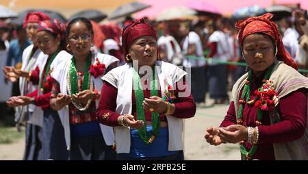 (190525) -- KATHMANDU, 25 maggio 2019 -- le donne della comunità Kirat eseguono la danza Sakela durante le celebrazioni per il festival Ubhauli a Kathmandu, Nepal, 25 maggio 2019. ) NEPAL-KATHMANDU-UBHAULI FESTIVAL Sunilxsharma PUBLICATIONxNOTxINxCHN Foto Stock