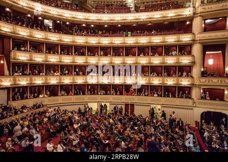 Entertainment Themen der Woche KW21 Entertainment Bilder des Tages (190525) -- VIENNA, 25 maggio 2019 (Xinhua) -- il pubblico aspetta che lo spettacolo inizi al Teatro dell'Opera di Vienna, a Vienna, Austria, 25 maggio 2019. Il Teatro dell'Opera di Vienna ha tenuto un programma speciale il sabato per rendere omaggio al 150° anniversario della casa e dei suoi artisti. Il Teatro dell'Opera di Vienna è uno dei teatri d'opera più famosi al mondo, inaugurato il 25 maggio 1869. (Xinhua/Guo Chen) AUSTRIA-VIENNA-OPERA HOUSE-ANNIVERSARY PUBLICATIONxNOTxINxCHN Foto Stock