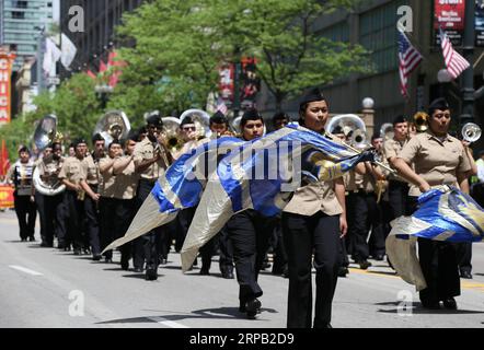 (190525) -- CHICAGO, 25 maggio 2019 (Xinhua) -- i partecipanti prendono parte alla Memorial Day Parade a Chicago, negli Stati Uniti, il 25 maggio 2019. Il Memorial Day è una festa federale negli Stati Uniti per ricordare le persone che sono morte mentre prestavano servizio nelle forze armate del paese. (Xinhua/Wang Qiang) U.S.-CHICAGO-MEMORIAL DAY-PARADE PUBLICATIONxNOTxINxCHN Foto Stock