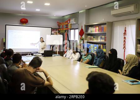 (190525) -- ISLAMABAD, 25 maggio 2019 -- Un insegnante cinese insegna studenti pakistani al Confucio Institute di Islamabad, capitale del Pakistan, il 22 maggio 2019. Cina e Pakistan si uniranno per costruire una comunità più stretta di futuro condiviso nella nuova era, sullo sfondo dei mutevoli paesaggi internazionali, ha detto l'ambasciatore cinese Yao Jing. Il corridoio economico Cina-Pakistan (CPEC), un importante progetto pilota della cintura economica della via della seta proposta dalla Cina e della via della seta marittima del XXI secolo, ha portato cambiamenti drastici allo sviluppo socio-economico del Pakistan negli ultimi cinque anni Foto Stock