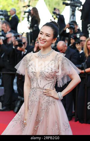 (190526) -- CANNES, 26 maggio 2019 (Xinhua) -- l'attrice Zhang Ziyi posa sul tappeto rosso della cerimonia di chiusura del 72° Festival di Cannes, in Francia, il 25 maggio 2019. Sabato sera è sceso il sipario della 72esima edizione del Festival di Cannes, con il film sudcoreano parassita che ha vinto il premio più prestigioso di quest'anno, la Palme d Or. (Xinhua/Zhang Cheng) FRANCE-CANNES-FILM FESTIVAL-CLOSING PUBLICATIONxNOTxINxCHN Foto Stock