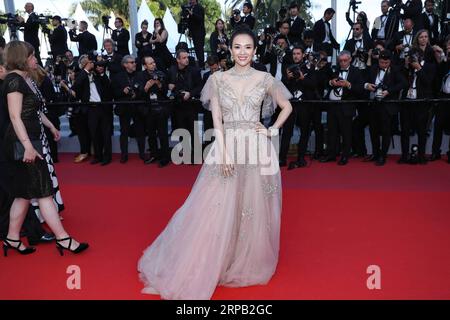 (190526) -- CANNES, 26 maggio 2019 (Xinhua) -- l'attrice Zhang Ziyi posa sul tappeto rosso della cerimonia di chiusura del 72° Festival di Cannes, in Francia, il 25 maggio 2019. Sabato sera è sceso il sipario della 72esima edizione del Festival di Cannes, con il film sudcoreano parassita che ha vinto il premio più prestigioso di quest'anno, la Palme d Or. (Xinhua/Zhang Cheng) FRANCE-CANNES-FILM FESTIVAL-CLOSING PUBLICATIONxNOTxINxCHN Foto Stock