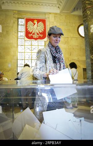 (190526) -- VARSAVIA, 26 maggio 2019 -- Una donna pronuncia il suo voto in una sede elettorale nel Palazzo della Cultura e della Scienza nel centro di Varsavia, in Polonia, il 26 maggio 2019. I cittadini dei 28 paesi membri dell'Unione europea (UE), tra cui oltre 400 milioni di elettori ammissibili, dovrebbero votare nel corso di quattro giorni, a partire da giovedì, per eleggere 751 membri del Parlamento europeo (eurodeputati) per un mandato di cinque anni. ) ELEZIONI PARLAMENTARI POLONIA-VARSAVIA-UE JaapxArriens PUBLICATIONxNOTxINxCHN Foto Stock